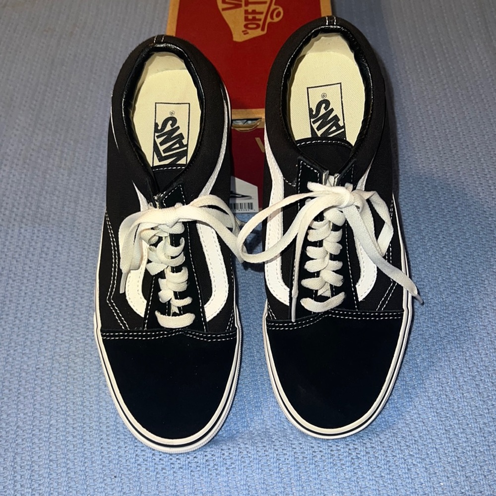 Vans Old Skool Skateboard Shoes Black White New in Box Size 9.5 Women / 8 Men